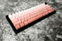 Romantische pasteltinten op een mechanisch toetsenbord met OEM keycaps